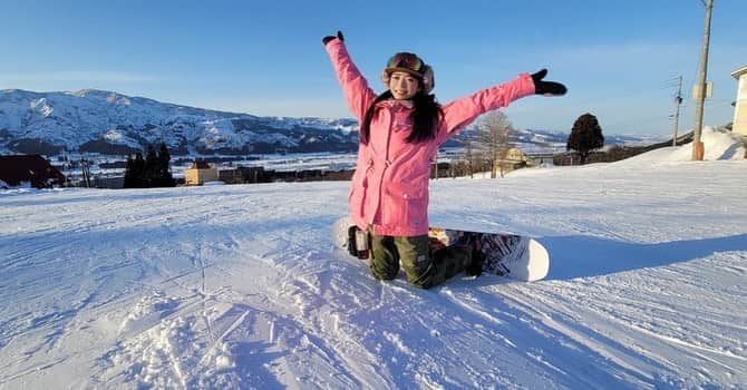 神崎美羽のインスタグラム：「いっぱい雪降って もふもふだろーなぁ☃️  もふもふしに行きたいーー！！  #スノボ #snowboard  #スノボ女子」