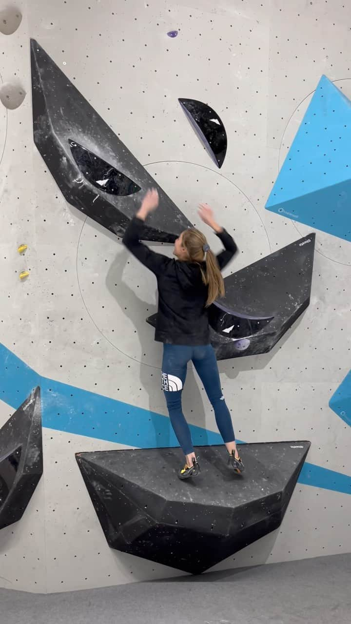 ジェシカ・ピルツのインスタグラム：「Playing around @boulderweltmuenchensued in my 2nd session of yesterday’s training ✌🏽🙃 📷 @rolandhoertnagl  #training #goodday #bouldering #munich」