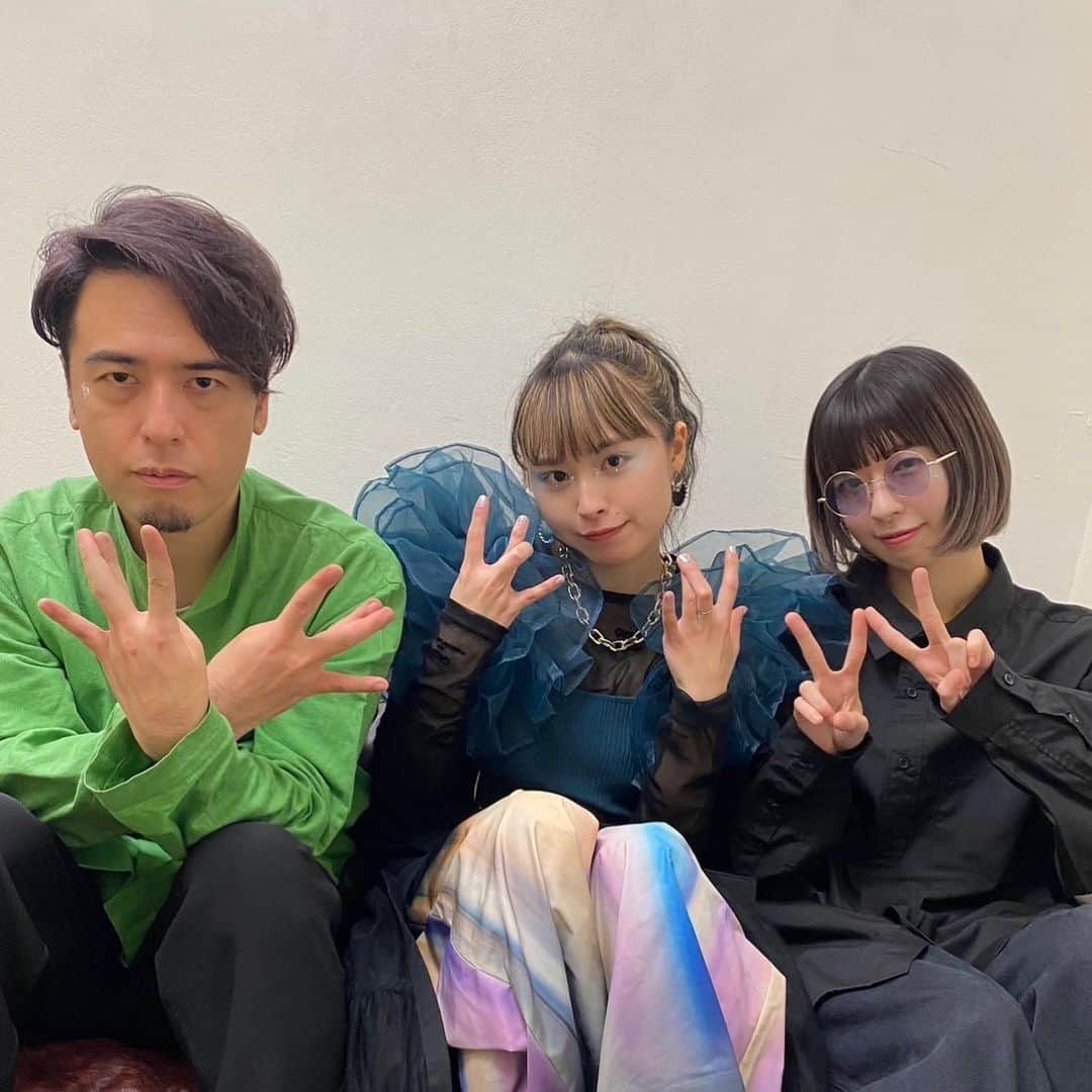 脇田もなりのインスタグラム：「Birthday & もなりの8ビート Release Party 2023/1/28@渋谷WWW 本当にありがとうございました 😭😭😭😭😭😭😭😭😭  沢山の方々にお祝いしていただき本当に嬉しいです🥂✨  ドリさんかよちゃんにも 強烈感謝🥲🥲🥲  動き出しても動けないキモチ の時期も全部経験で その先にきっと懐かしい思い出にも変わるし笑 時代も変わってく 昨日みたいな未来も待ってる！！！🏃‍♀️😭  だからこれからは自分も大切にそして私と関わってくださる方々に愛を持って輝かせて言葉を贈りたいです🎁🌷  本当に本当にありがとうございました😭 みんならぶいしらぶしかない💋  #2023 #渋谷www #1月28 #もなりの8ビート #singer #artist #❤️‍🔥」