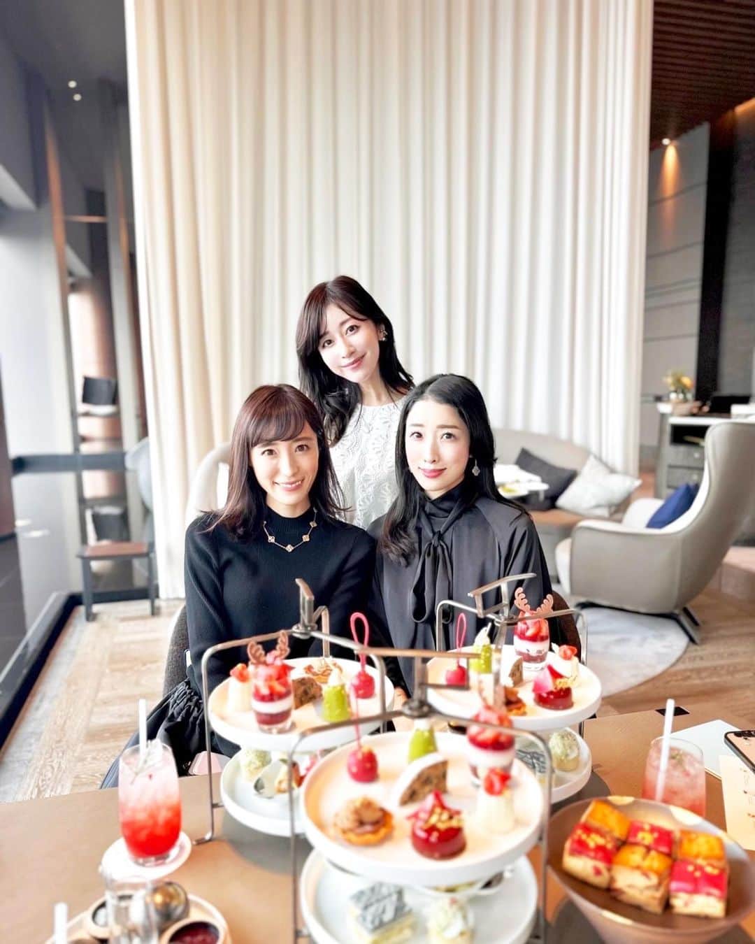 小林真由のインスタグラム：「すでに懐かしい年末の集まり☕️🍽️ ⁡ アフタヌーンティーと 子供達とのクリスマスランチ♥︎ 子供達が仲良くてすごく幸せな光景だった〜 数年前は想像もつかなかったけど、子供が揃うとこんなにも可愛くて愛おしいんだなぁと。　 いつまでも仲良しでいてね🤍👧🏻👦🏻 ⁡ ⁡ 親は記憶がないくらい話せなかったので、3人会も✨一昨年も行ったフォーシーズンズのクリスマスアフタヌーンティー。 今年も早く会いたいです💪🏻💕 ⁡ ⁡ ⁡ #ファッション #コーデ #ママコーデ #女の子ママ #男の子ママ #ママライフ #コーディネート #４歳 #２歳 #ベビー #二人育児 #アフタヌーンティー #クリスマス #フォーシーズンズホテル東京大手町 #ホテルアフタヌーンティー #afternoontea」