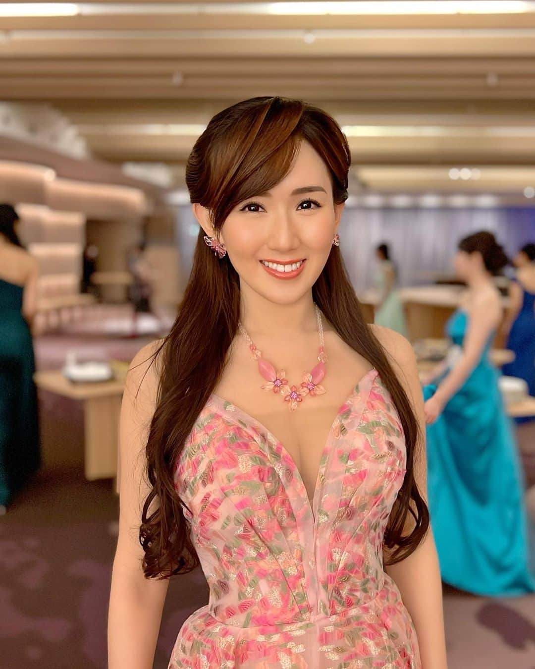 谷中麻里衣のインスタグラム：「More pics because I loved my outfit 💕  ドレスはウクライナのブランド @oksana_mukha_japan さんのものを👗 桜モチーフなんだって🌸 胸元からお腹まで切れ込みのあるセクシードレスを、同じ布で見えないようになおしていただきました🥰 去年の水色と雰囲気を変えてみました✨  アクセサリーは祖母がプレゼントしてくれた @abiste_official ❤️ 可愛いのにイヤリングしか売ってなくて、自分でピアスに直しました😂  ミス日本本選でファイナリストが着たのもオクサーナムハ✨ 可愛すぎてまた出場したくなりました🥰笑  #ミス日本#イブニングドレス#ロングドレス#ウェディングドレス#oksanamukha#abiste」