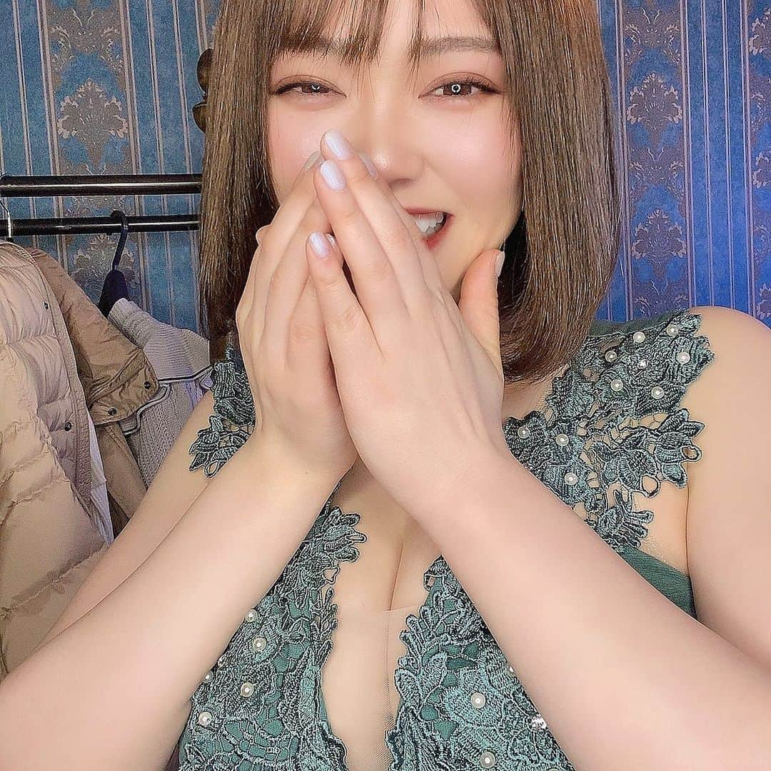 山岸楓さんのインスタグラム写真 - (山岸楓Instagram)「今日も楽しかった撮影会😆  よく写真だと大人しそうな性格と言われるが よく笑ってよく喋る方だよ😉✌️  参加してくれた方ありがとう！  差し入れまで！ 差し入れの中に VUITTONなんて初めて貰ったよ🤤  似合うように頑張る！  誕プレまだまだ受け付けてます🤣🤣  【2月スケジュール】 12日(日)名古屋撮影会 18日(土)bootyスペシャル 26日(日)Queens 東京 個撮  【3月スケジュール】 25(土)Zoom撮影会 ファンクラブから順番にご案内  #グラドル #グラビア #グラビアアイドル #グラドル自画撮り部 #キャバドレス  #巨乳 #リアル峰不二子 #インスタグラビア #sexybody #セクシー #perfectbody #japangirl #model  #style #gravure #그라비아  #Japanesesexygirl #撮影会 #กราเดล #โมเดล #ร่างกายที่สมบูรณ์แบบ #หัวนมใหญ่ #Gradel #Môhình #Cơthểhoànhảo #Chimsẻ」1月29日 18時09分 - 01nkae_____eden07