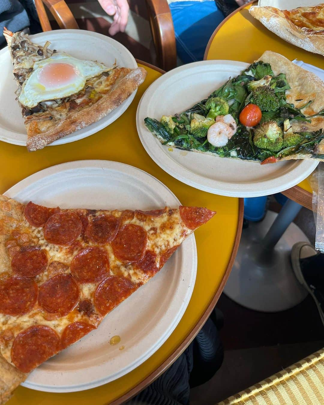 榊原伶奈のインスタグラム：「この間群馬帰った時に連れてってもらったピザ屋さん🍕🍕 店内おしゃれだし1枚売りピザ最高❤︎   #高崎グルメ #高崎ランチ #高崎カフェ #高崎ピザ #群馬グルメ #高崎」