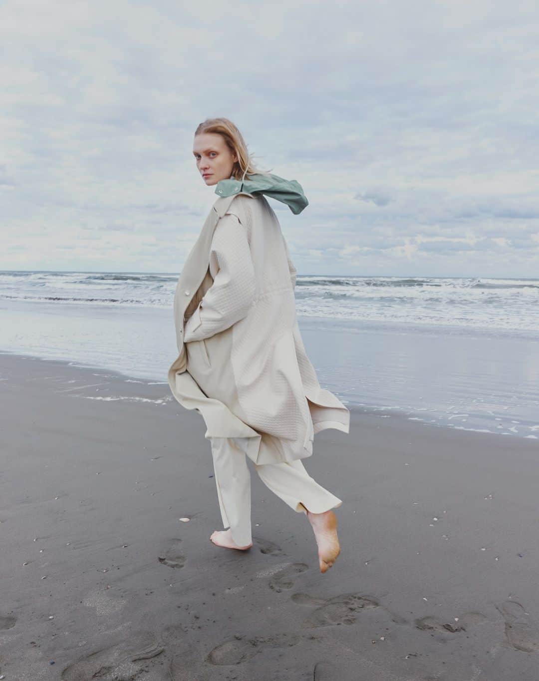 H/standard（アッシュ・スタンダード）のインスタグラム：「Detachable Sleeve & Hood Gilet Coat 異素材コンビネーション、トランスフォームとSTUMBLYらしさ満載のオフィサーベースのジレコート。  ベースデザインはオフィサーコートで、前身頃にはウールのようなしなやかな風合いをだすためにわざわざイタリアで紡績した特殊な糸をライトウエイトのキャバルリーツイル組織に織り上げたものを採用し、後身頃と袖にはキルティングをしたように見えるドビーの膨れ織りの素材でコンビネーション。 さらにフードにはまた別のテクスチャーをもつナイロン素材をセレクトすることでアクティブ×ネオクラシック感あふれるムードを表現したここでしか出会えないスペシャルピース。  袖はディタッチャブル仕様になっていて、ロングジレとしても着て頂けます。さらにフードも取り外し可能なので４つのパターンで着用をしていただくことが可能になっています。  #stumbly #スタンブリー #officercoat #activemode #neoclassic #ss2023」