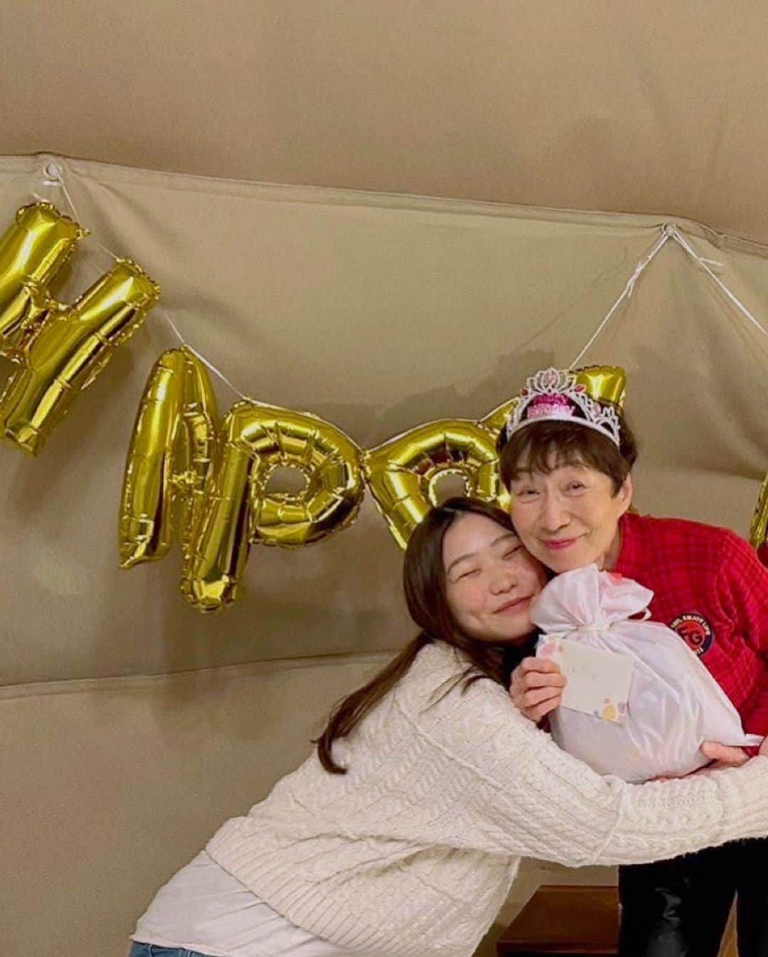 CRAZY COCOのインスタグラム：「Laughter is the best medicine 🫶Happy birthday to my dearest mom ❤️  自分の誕生日よりも 娘をサポートする事で頭がいっぱいで 常に周りへの感謝•愛情•思いやりを忘れない お母さんの娘として産まれて来れて 本当に幸せや🫶🥹❣️ 年齢不詳の誕生日おめでとう🤍 笑って楽しく長生きしてや❣️  #birthday #birthdaygirl #バースデー #誕生日 #グランピング #family #家族 #年齢言うたらしばかれる #永遠の還暦 #intokyo #何言うとんねん #何でそこだけ英語やねん #お仕事もっと頑張るからね #いっぱい色んな景色を一緒に見に行こう #とりあえずバンコクでまゆげタトゥーせなな」
