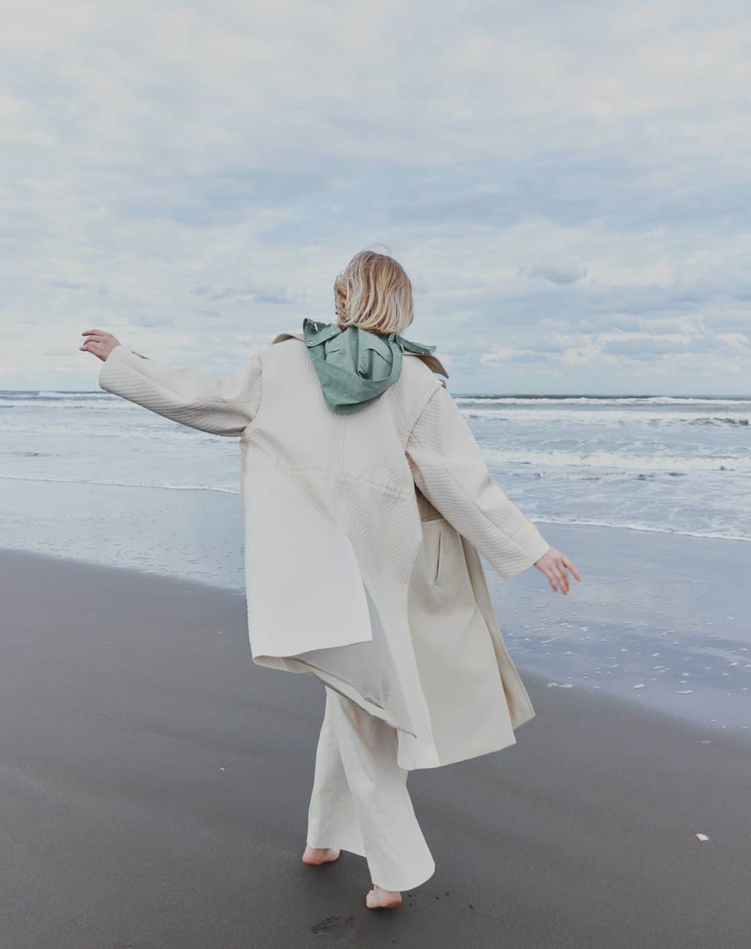 H/standard（アッシュ・スタンダード）のインスタグラム：「Detachable Sleeve & Hood Gilet Coat 異素材コンビネーション、トランスフォームとSTUMBLYらしさ満載のオフィサーベースのジレコート。  ベースデザインはオフィサーコートで、前身頃にはウールのようなしなやかな風合いをだすためにわざわざイタリアで紡績した特殊な糸をライトウエイトのキャバルリーツイル組織に織り上げたものを採用し、後身頃と袖にはキルティングをしたように見えるドビーの膨れ織りの素材でコンビネーション。 さらにフードにはまた別のテクスチャーをもつナイロン素材をセレクトすることでアクティブ×ネオクラシック感あふれるムードを表現したここでしか出会えないスペシャルピース。  袖はディタッチャブル仕様になっていて、ロングジレとしても着て頂けます。さらにフードも取り外し可能なので４つのパターンで着用をしていただくことが可能になっています。  #stumbly #スタンブリー #officercoat #activemode #neoclassic #ss2023」