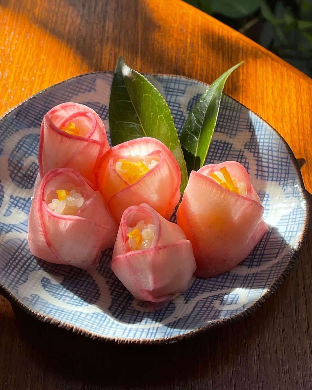 Baekさんのインスタグラム写真 - (BaekInstagram)「紅大根を頂いたので酢漬けにして椿の大根寿司にしました。 次はもっと丸くて、椿ぽくぽてっとした感じにしたい…！ 美味しいけど、お肉が食べたくもなる味です🍖  #camellia #寿司」1月29日 18時18分 - baek1030