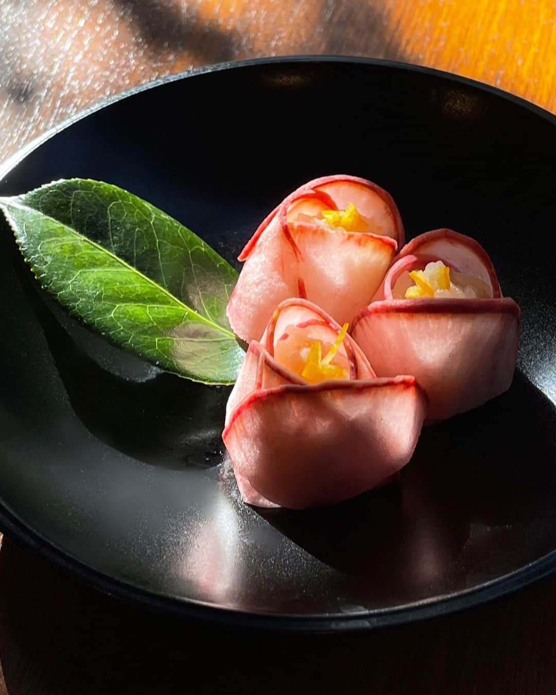 Baekのインスタグラム：「紅大根を頂いたので酢漬けにして椿の大根寿司にしました。 次はもっと丸くて、椿ぽくぽてっとした感じにしたい…！ 美味しいけど、お肉が食べたくもなる味です🍖  #camellia #寿司」
