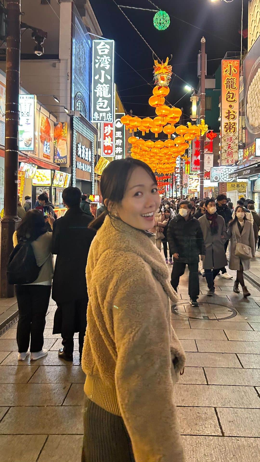 関絵理子のインスタグラム：「🏮 #元町中華街  肉まんが美味しくてかぶりつく瞬間　幸せ〜 次のYouTube動画は久しぶりに食事vlogにします❤︎お楽しみに~❤︎  #えりこピラティスルーム YouTube プロフィールから見れるよ🏮✨ #食べ歩き #中華街食べ歩き #肉まん #横浜グルメ #食事記録 #youtube動画 #食べ歩きグルメ #食べて運動」