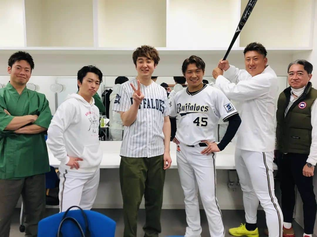 秋定遼太郎さんのインスタグラム写真 - (秋定遼太郎Instagram)「オリックスバファローズのトークショーでゲストMCさせてもらいました！ オリックスのファンで良かったって思えるくらい選手の方々がめっちゃいい人でした！ 皆野球と逆で裏表がなく（うまい）野球と同じで楽しかった（へた）です！ 阿部翔太選手から写真撮りましょうって言ってもらえたのも嬉しかったです！ あと杉本選手がゲームコーナーで何回ルール説明しても全然話聞いてなかったです！  #近藤大亮　 #福田周平　 #阿部翔太　 #杉本裕太郎 #大前一樹 #オリックスバファローズ」1月29日 18時31分 - ryotaroakisada