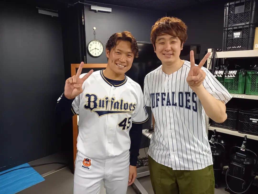 秋定遼太郎さんのインスタグラム写真 - (秋定遼太郎Instagram)「オリックスバファローズのトークショーでゲストMCさせてもらいました！ オリックスのファンで良かったって思えるくらい選手の方々がめっちゃいい人でした！ 皆野球と逆で裏表がなく（うまい）野球と同じで楽しかった（へた）です！ 阿部翔太選手から写真撮りましょうって言ってもらえたのも嬉しかったです！ あと杉本選手がゲームコーナーで何回ルール説明しても全然話聞いてなかったです！  #近藤大亮　 #福田周平　 #阿部翔太　 #杉本裕太郎 #大前一樹 #オリックスバファローズ」1月29日 18時31分 - ryotaroakisada
