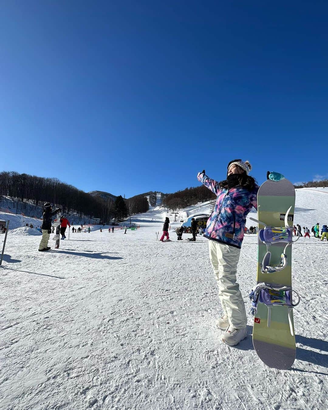椿梨央のインスタグラム：「今日の楽しいこととはこれです☃️ . . 5年ぶりなのと恐怖とあり へたっぴになってましたが なまら楽しみました✨ . . とっても晴れて景色も最高💕💕 (晴れ女発揮) . 海も山もあってご飯が美味しい 北海道大好きです♡ . . 動画と写真を見て一緒に 景色を堪能してくださいまし！ . . . . . . すでに体バキバキです。 明日大丈夫かな、、、 . . . . #野球女子 #スノボ女子 #スポーツ女子 #ウィンタースポーツ #スノボ #ゲレンデ #北海道 #小樽 #銭函 #スキー場」