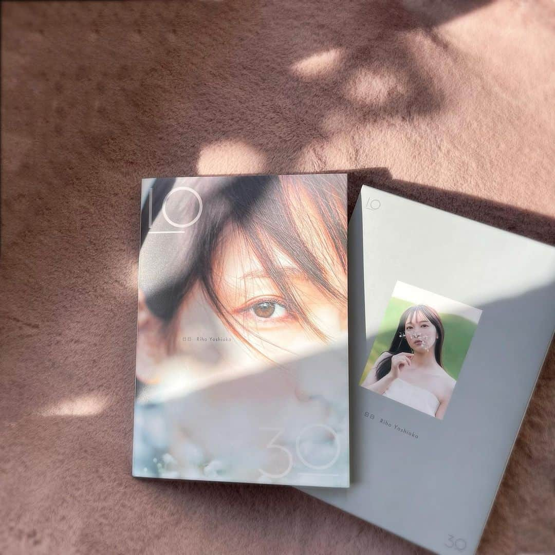 伊藤愛真さんのインスタグラム写真 - (伊藤愛真Instagram)「大好きな吉岡里帆ちゃんの写真集🤍 発売が決まった日に予約して ずっとずっと待ち遠しかった🤭 . シールとかもろもろ可愛すぎて使えない！笑 . . #吉岡里帆#かわいすぎ#女神#ポニーテール#のやつ#1番すき」1月29日 18時51分 - __emagram