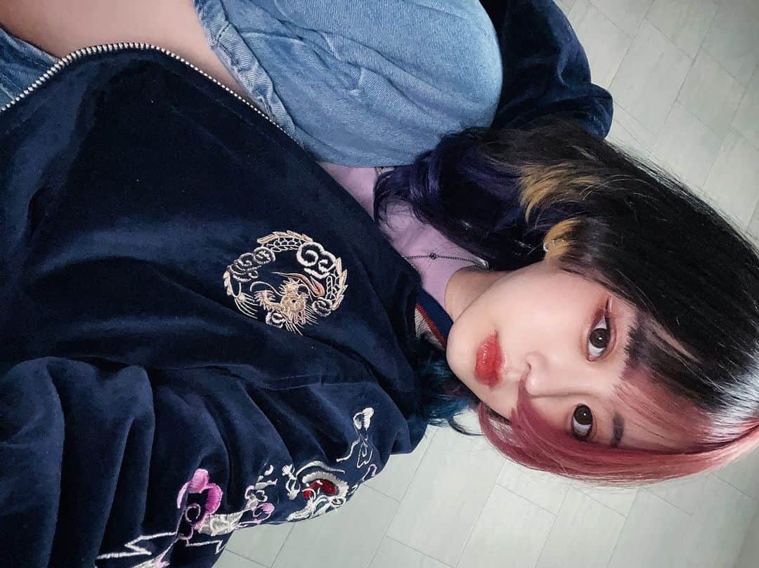 かすこんねぅのインスタグラム：「兄ちゃんに貰ったジャケットが可愛すぎたなああ！ 調子こいて変顔撮り忘れたごめんなさい。。。うんち。？」