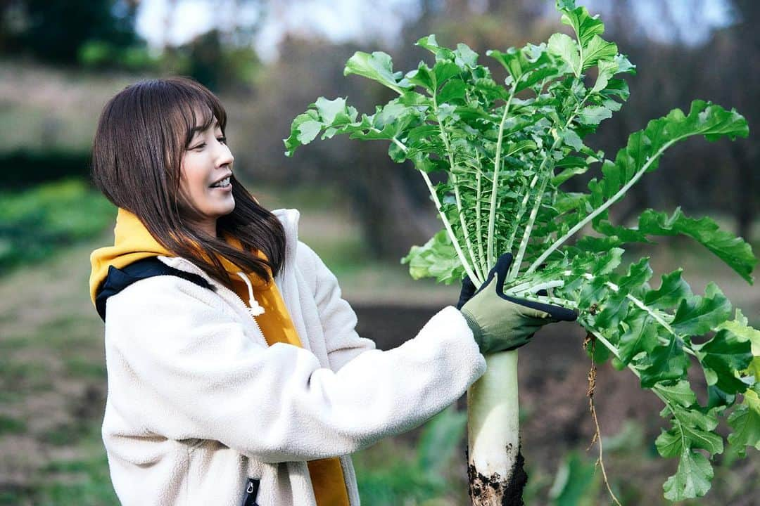 滝沢沙織さんのインスタグラム写真 - (滝沢沙織Instagram)「こんばんは✨Panasonic 【caos】のカーバッテリーWEB CMが公開中‼️ 今まであまりバッテリーの事はわからなかった私ですが、この時バッテリーの重要さ大事さを知りました（笑）🚗 撮影では、カーライフで釣りに行ったり、畑で収穫したり、インタビューがあったり、ギュッと詰め込んだ内容になっています‼️ その動画はcaosのウェブにて配信されていますので是非Checkしてみて下さいませ〜😊✨  https://panasonic.jp/car/battery/gendouryoku/takizawa.html  #滝沢沙織 #Panasonic #caos #カーバッテリー #WEBCM #カーライフ #バッテリーの重要さ #釣り #畑 #アジ釣れたよ #大根収穫したよ #趣味の時間」1月29日 19時23分 - saori_takizawa.official