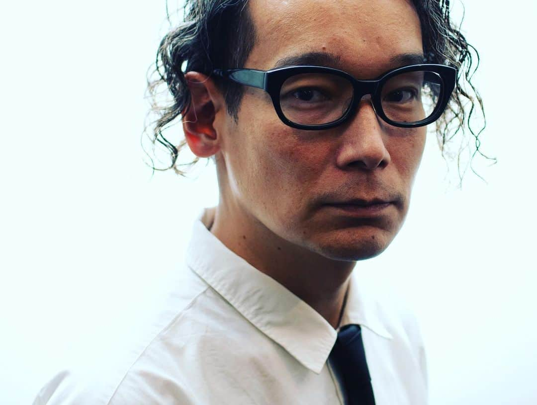 森山未來さんのインスタグラム写真 - (森山未來Instagram)「建築家・安藤忠雄の「初期の名作」と呼ばれる、神戸市中央区北野町に位置するRose Garden（1977年竣工）。 Kobe Re: Public Art Project（以降、KORPA）でこの周辺をリサーチしていた現代アーティストである久保田沙耶が、Rose Garden内の惜しまれつつ閉業したインポートセレクトショップ「keefer」跡地にて、北野での出逢いを集約させたインスタレーションを展開させます。 2月5日はその展示プロセスを鑑賞者と共有し、さらに北野坂音酒場「der Kiten」のキテン館主プロデュースによる「食と音」を提供。 後半には神戸在住の音楽家、安井麻人とダンサー・俳優であり、KORPAのキュレーターでもある森山未來が一夜限りのパフォーマンスを行います。 是非、足をお運びください。  会場：Rose Garden（兵庫県神戸市中央区山本通2-8-15） 日時：2023年2月5日 入場料：1000円 ※飲食代別 展示時間：17時から21時 ・出入りは自由になります ・元Keefer内にて、久保田沙耶によるインスタレーションの公開 ・Rose Garden中庭にて「der Kiten」プロデュースによる音楽と飲食スペースの提供 ・会場時間後半にインスタレーション空間内にて、安井麻人と森山未來によるパフォーマンス ※元keefer内への入場制限はありますが、Rose Garden中庭からも鑑賞可能です  「生活の断面」（イベントに寄せて）　久保田沙耶  　思い返せば国内外のアーティストインレジデンス、略してAIRを渡り歩いて１１年が経つ。いま改めて、アーティストインレジデンスとは一体なんだろう？と感じている。 　私の今回の滞在先であるArtist in Residence Kobe(以降、AiRK)での滞在は一ヶ月強となり、ルーティンが完成しつつあった。帰ったら玄関で『ただいま』を言い、誰かいれば一緒に食事をしたりしなかったり。夜は部屋で今日体験した大切な出来事をエッセイやドローイング、ありとあらゆる方法を使って忘れないように形にとどめる。朝起きて見返し、部屋にあったキャビネットを勝手に『私の神戸博物館』と命名して、昨夜作った『作品』と名称するにはまだ早いそれらを収める。支度をして坂を駆け下り北野の街にゆく。自然と知り合いが増え、お店に遊びに行ったり手伝ったりしながら、その関わりの中で作りたい作品が生まれればプレゼントをしたりする。街とキャビネットに私の捧げ物が増えていく。そんな日常になっていった。 『AiRKっていうのが出来て北野はアートが盛んなんでしょ？ってよく言われるんだけど、アーティストっていう仕事の人と話したの初めて。本当にいるんだね。』これは友達と呼んでもいいよ、と言ってくださったお店の店長から聞いた言葉。 『本当はね、AiRKの近辺の人たちにもこの場所の楽しさをお伝えできたら良いんだけど』これはいつも私の身体を気にかけてくださるAiRKの寮母のまりさんから聞いた言葉。私にとって大切なこの二人の言葉をもどかしく感じた。 　これまで多くのAIRとはアートを発表する場のための非日常的な仮暮しの場だと勝手に思っていた。しかしここAiRKでの一ヶ月強の滞在で、私にとっての日常と非日常、生活と制作、仕事とプライベート、緊張と緩和のすべては滑らかに一体化してしまった。それは今回招聘いただいたKOBE Re: Public Art Projectの『リサーチをし、成果物を求めない』という一風変わったコンセプトと、AiRKの独特な佇まいのおかげだろう。森山さんをはじめとするみなさんがここにどんな視座を持っているのか私は知らない。しかし目的を敢えて掲げず、プロセスを重視した長期視点の骨太なプログラムは、私たちアーティストにより深く根ざした自由な活動を提供してくれているのは確かなことだ。現に私が今AiRKとその周辺に、これだけ心の通った交流ができているのもそのためだ。目的もなく、対等な私たちが共に自然と下ろした根は、たとえ目に見えなくともしなやかで強く、終わることはないだろう。 　 　そもそも私たち人間は、はじめからおわりまで、ずっと途中なのだ。なぜ生きているか分からないのと同じようにアートにも答えはない。ただその途中を共有することに文化のすばらしさはある。私はこの滞在でなにか大作ができたわけではないが、おもちゃ箱のようなキャビネットの『私の神戸博物館』をひとたび開けば、みずみずしい『本物の体験』がこぼれ落ちてくる。このイベントをきっかけとして大好きな皆さんに、ずっと乾かない絵の具のような普遍的なまなざしと日頃の感謝を捧げられたらそれほど嬉しいことはない。  #久保田沙耶 #sayakubota #derkiten #安井麻人 #asatoyasui #森山未來 #miraimoriyama #ローズガーデン #rosegarden #安藤忠雄 #tadaoando  #神戸リパブリックアート #koberepublicart #神戸市 #kobe」1月29日 19時17分 - mirai_moriyama_official