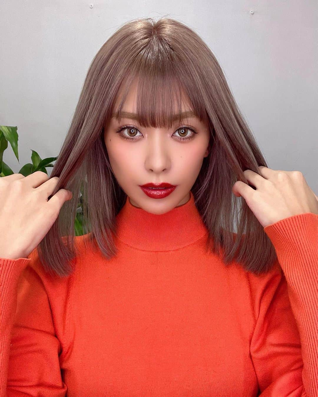 NAHOのインスタグラム：「#newhair #newhaircolor ✨ . . 暖色系のちょい暗めカラーに🤎🤎 ずっとブリーチカラーでトーン明るめだったから新鮮💋 色持ちも良いだろうし、色落ち過程も楽しめそう🌈 ストーリーでもめちゃくちゃ好評で嬉しい限りです🥹♡ . . かなりのダメージヘアでやばかったから久々に綺麗に整えてもらった🎶 いつもありがとうございます💋 . . ◼︎color & treatment @hamaaa_35 @addict_care  ◼︎cut & extension @soga_rollen_gm @rollen_wiz  . . . #NAHO #hairstyles #haircolor #haircut #hairtreatment #new #ヘアメンテナンス #ヘアカラー #髪質改善トリートメント #モデル #美容院 #美容 #ミディアムヘア」