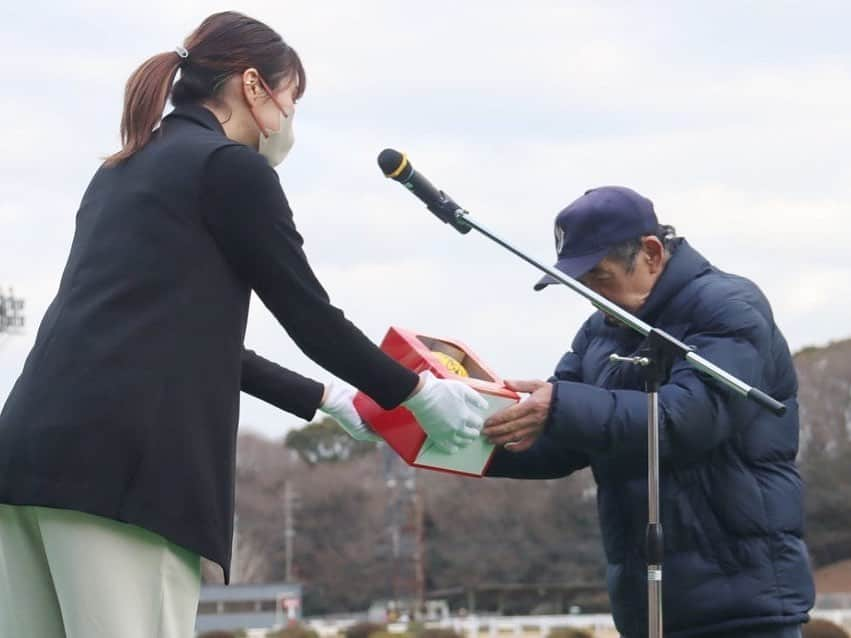 新鍋理沙さんのインスタグラム写真 - (新鍋理沙Instagram)「. 佐賀競馬場で行われた『久光スプリングス ハルちゃんカップ』の表彰プレゼンターと『SAGAリベンジャーズ』の配信ゲストとして参加させていただきました🐎✨ 競馬はやったことなかったけど、間近で見るお馬さんたちの迫力がすごかった〜🥹！ 配信もとっても楽しい時間でした♡ (初心者なので好きな名前と好きな番号で選びました🐴😂)  #さがけいば」1月29日 19時33分 - risa.shinnabe