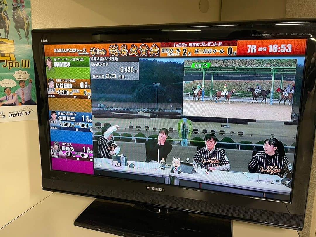 新鍋理沙さんのインスタグラム写真 - (新鍋理沙Instagram)「. 佐賀競馬場で行われた『久光スプリングス ハルちゃんカップ』の表彰プレゼンターと『SAGAリベンジャーズ』の配信ゲストとして参加させていただきました🐎✨ 競馬はやったことなかったけど、間近で見るお馬さんたちの迫力がすごかった〜🥹！ 配信もとっても楽しい時間でした♡ (初心者なので好きな名前と好きな番号で選びました🐴😂)  #さがけいば」1月29日 19時33分 - risa.shinnabe