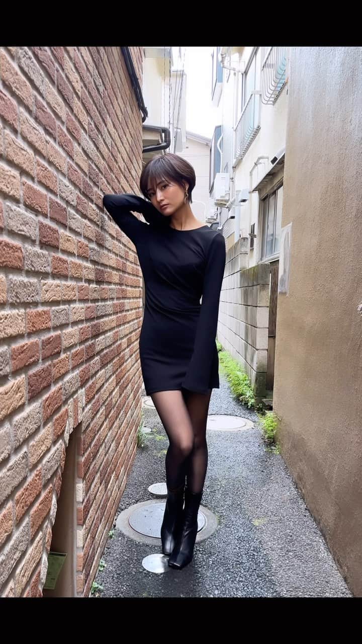 林まきのインスタグラム：「#zara #zarawoman #zaraoutfit #zara購入品 #ザラ購入品 #blackdress #黒コーデ #黒髪ショート #ショートヘア #大人カジュアル #大人ショート #ショートスタイル #ワンピースコーデ #黒髪女子 #黒タイツ」