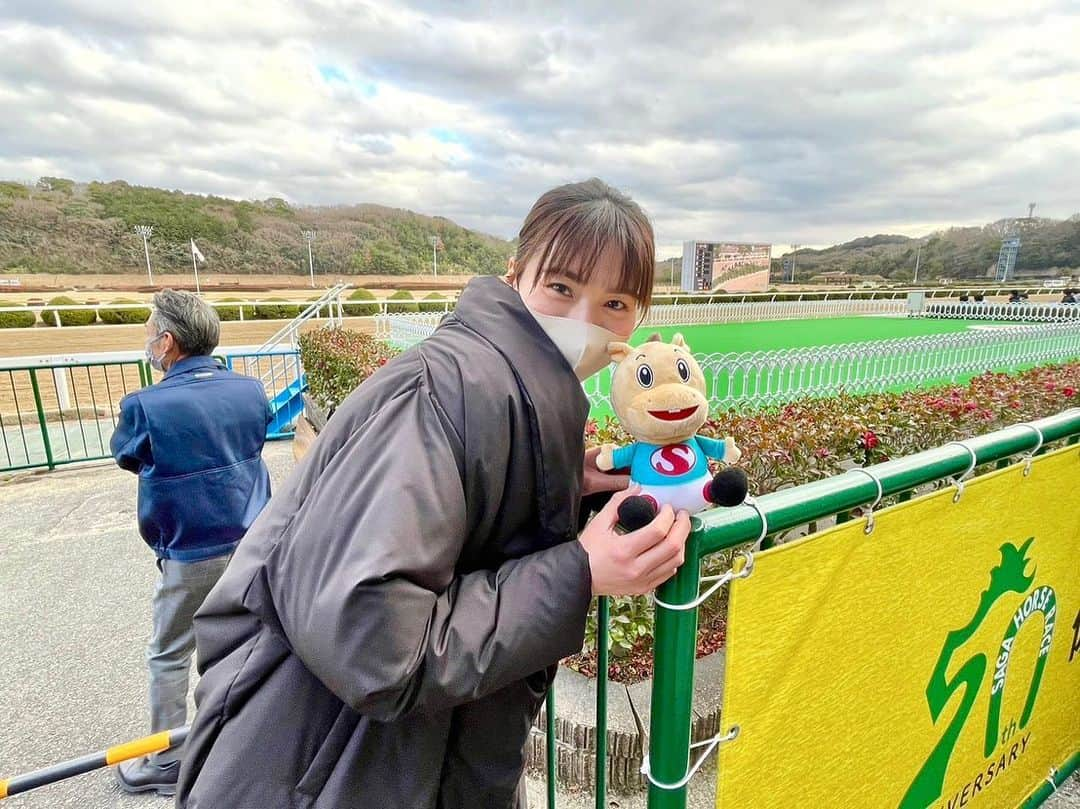 新鍋理沙のインスタグラム：「. 午年のわたしとパッカルくん🐴🧡 今日は競馬場でのお仕事だったのでポニーテール🐎  #さがけいば #パッカルくんのお尻かわいい ♡」