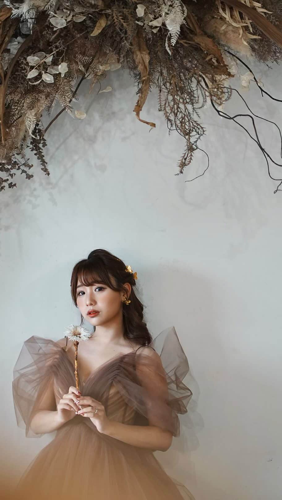 のインスタグラム：「⋆ スタジオ撮影もとっても可愛かった🤎  #プレ花嫁 #花嫁 #結婚式  #東海プレ花嫁  #ウエディングドレス  #ウェディングドレス選び  #2023春婚 #2023夏婚 #披露宴 #披露宴会場コーディネート #卒花嫁 #プレ花嫁準備 #プレ花嫁ダイエット #プレ花嫁2023 #ウェディング前撮り #ウェディング撮影 #ウェディングフォト  #カラードレス #ラソールガーデンアリビラ #花嫁ヘアスタイル #ドレス迷子 #卒花嫁レポ #ゼクシィ2023」