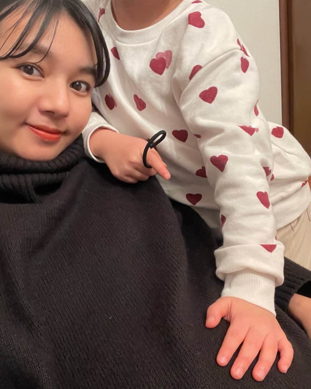 にわみきほのインスタグラム：「週末おわり。ホッした♡ ショーンと久々に2人だけの週末。 お天気良くてお散歩も気持ちよかった🫶 母ちゃんが亀さんのように🐢 ゆっくり過ごしているので ショーンの体力は余りまくっていて お昼寝なし、でも19時就寝💤（ガッツポーズ💪） なので夜はいつもよりゆっくり時間GET🥰 . . . . そして明日は13時からスタジオアリスさんの ママのミカタプロジェクトオンラインベビーセミナーがYouTubeで配信されます✨  司会を務めさせていただきます🎤 今回で4回目。 素敵なゲストの皆様とお届けしています🤲 いつも勉強になるお話しばかりです✍️  参加料は無料です☺️ テーマは「入園準備🌸」 その他にも人気コーナーお悩みQ&Aもあります！ 是非チェックしてください♡ （4月23日まで公開されてます📸）  詳しくは、  @mamanomikata_studioalice の 公式アカウントをご覧ください🫧  #スタジオアリス　@studio.alice  #ママのミカタproject  #オンラインベビーセミナー #👶🏻　#入園準備　  写真は　@rikonakamine の大好きな長女ちゃんと♡ お腹触ってくれました💘嬉」