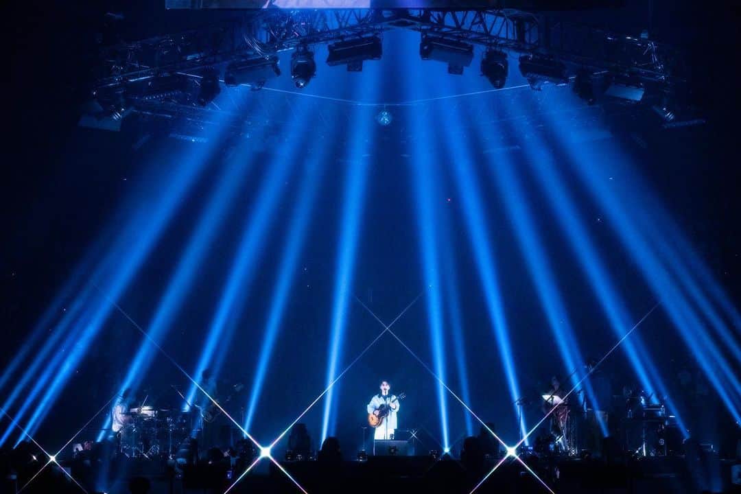 星野源さんのインスタグラム写真 - (星野源Instagram)「一夜明けて改めて思い返しています。混じりっけなしの音楽と、最高にくだらないトークが重なり合い、楽しさと嬉しさが爆発した4日間。あんなに広い大阪城ホールと横浜アリーナが狭く感じるほどにファンの皆さんとの距離がとても近く感じました。  映像で参加してくれた上白石萌音ちゃん、宮野真守くん、ハマ・オカモトくん、水谷千重子さん、友近さん、雅マモルくん、ウソノ晴臣さんにも心からの感謝を。  そして終演後のアフタートーク生配信も含め、誕生日を祝ってくれた皆さん、遠くから応援してくださる皆さん、本当にありがとう。今歳もよろしくお願いします。既に色々とやりたいことがあって計画も進んでいるので、ぜひ、これからもついて来てくださいね。  Photo by @seitaro__tanaka & Taichi Nishimaki  #YP_Reassembly」1月29日 20時09分 - iamgenhoshino