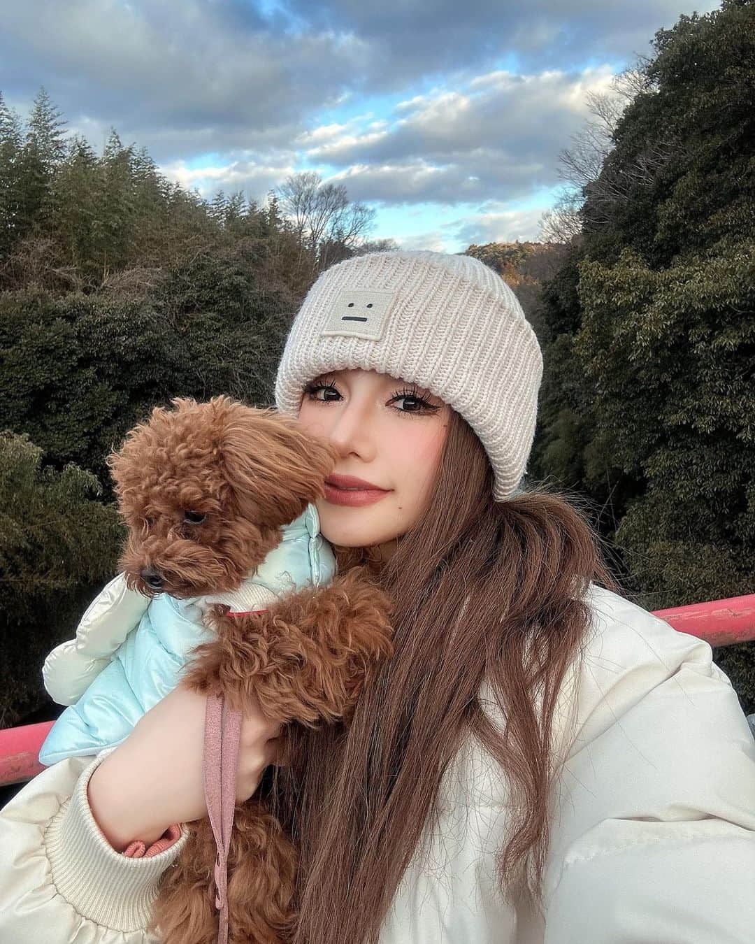 皇咲あゆさんのインスタグラム写真 - (皇咲あゆInstagram)「いっしょにカメラ目線できない😉🐶 #グランピング @arch_kisarazu 🏕」1月29日 20時12分 - sally.0970