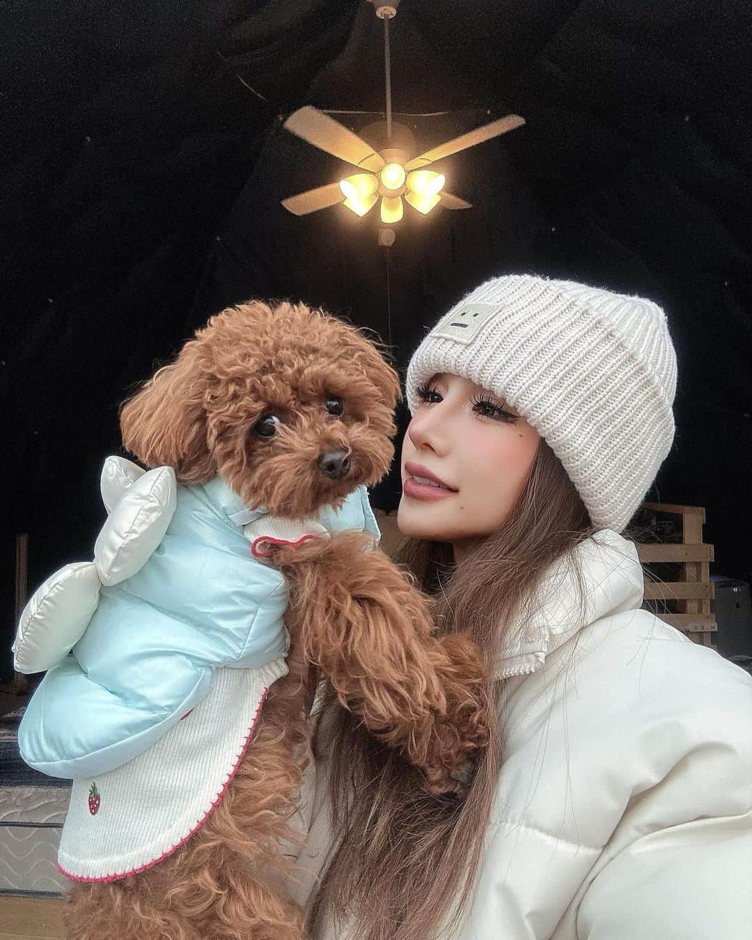 皇咲あゆさんのインスタグラム写真 - (皇咲あゆInstagram)「いっしょにカメラ目線できない😉🐶 #グランピング @arch_kisarazu 🏕」1月29日 20時12分 - sally.0970