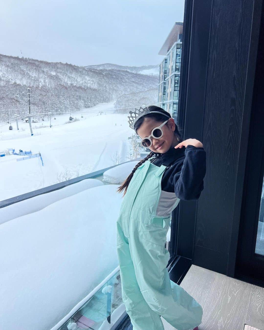 のインスタグラム：「毎日スキーレッスン頑張りました👍🏻❄️🤍  スキーウエアを新調。今回もROXYに、インナー系はThe North Face。手袋ソックスなどはスキーショップジローで揃えました☃️  #niseko #kidsski #roxy #thenprthface」