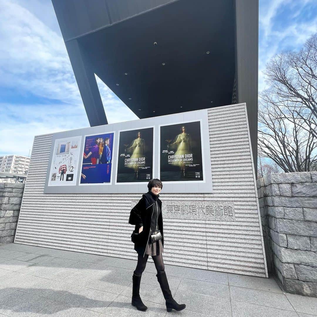 いかりさとみのインスタグラム：「美術館day！  Dior展に行きました。 圧巻！！！！  写真2枚目は ジョンガリアーノ時代のコレクション。天才…！  歴代のデザイナー（イブサンローラン、ジャンフランコ・フェレ、ラフシモンズ）の作品が同時に見わたせる素晴らしさよ😮‍💨✨  写真3枚目4枚目 『トワル』といわれる、実際の生地でつくる前段階の試作品が、すでに完成品のような美しさで、製作過程も白シャツ好きとしてもたまらない空間だった！！  写真5枚目は伝説のニュールック  写真6枚目7枚目 展示室から次の展示室に入るたびに驚きの連続だった。  Dior展は、作品もアトリエチームの技術も展示空間もすべてが見応え十分な時間でした。  #dior  #ディオール展 #クリスチャンディオール」