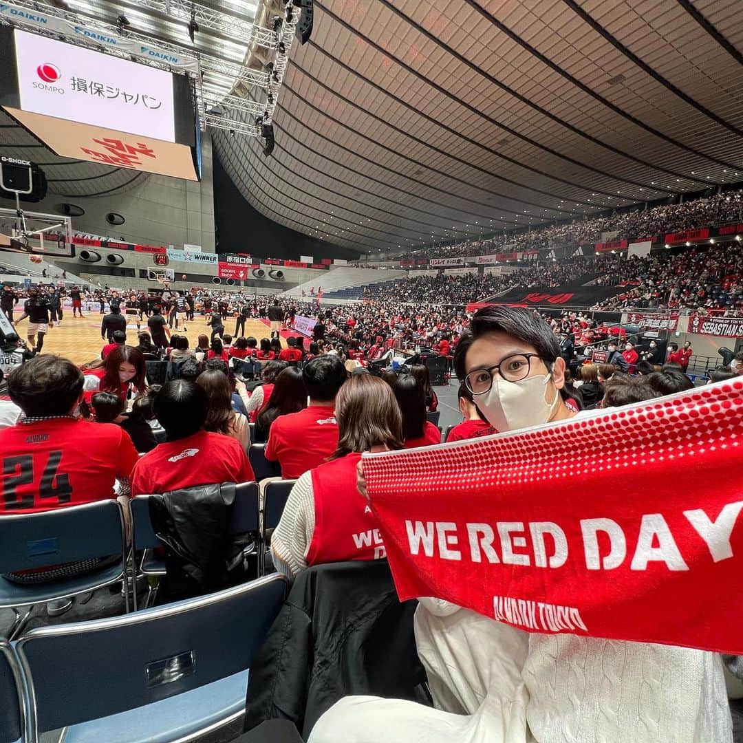 神田穣のインスタグラム：「新年初スポーツ観戦はアルバルク東京の応援へ🏀  生マツケンサンバもきけました〜」