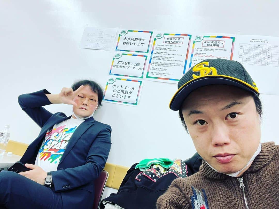 のインスタグラム：「福岡の思い出。  イナダマ、BKB、やっしゃんと記念写真。  とりあえず飯は全部美味かった。地酒も買った。  ちなみにですがイナダマとBKBは先輩です！」