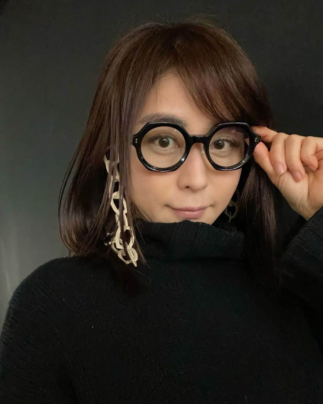 松井美緒さんのインスタグラム写真 - (松井美緒Instagram)「…近くのものがよーく見える 魔法のメガネを手に入れた。 なんという名前のメガネかは 知らない👓  .  #しじゅーく  いつもありがとうございます❤︎」1月15日 11時45分 - mio.matsui