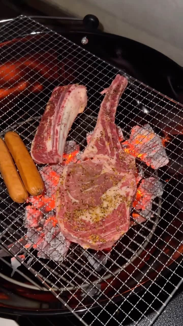 チョン・ジョンミョンのインスタグラム：「뉴 그릴 개시 #BBQ #천정명 -오늘의 메뉴는 토마호크 & 우대갈비 & 치즈파스타   #grilling #bbqparty #camping #tomahawk #stake」