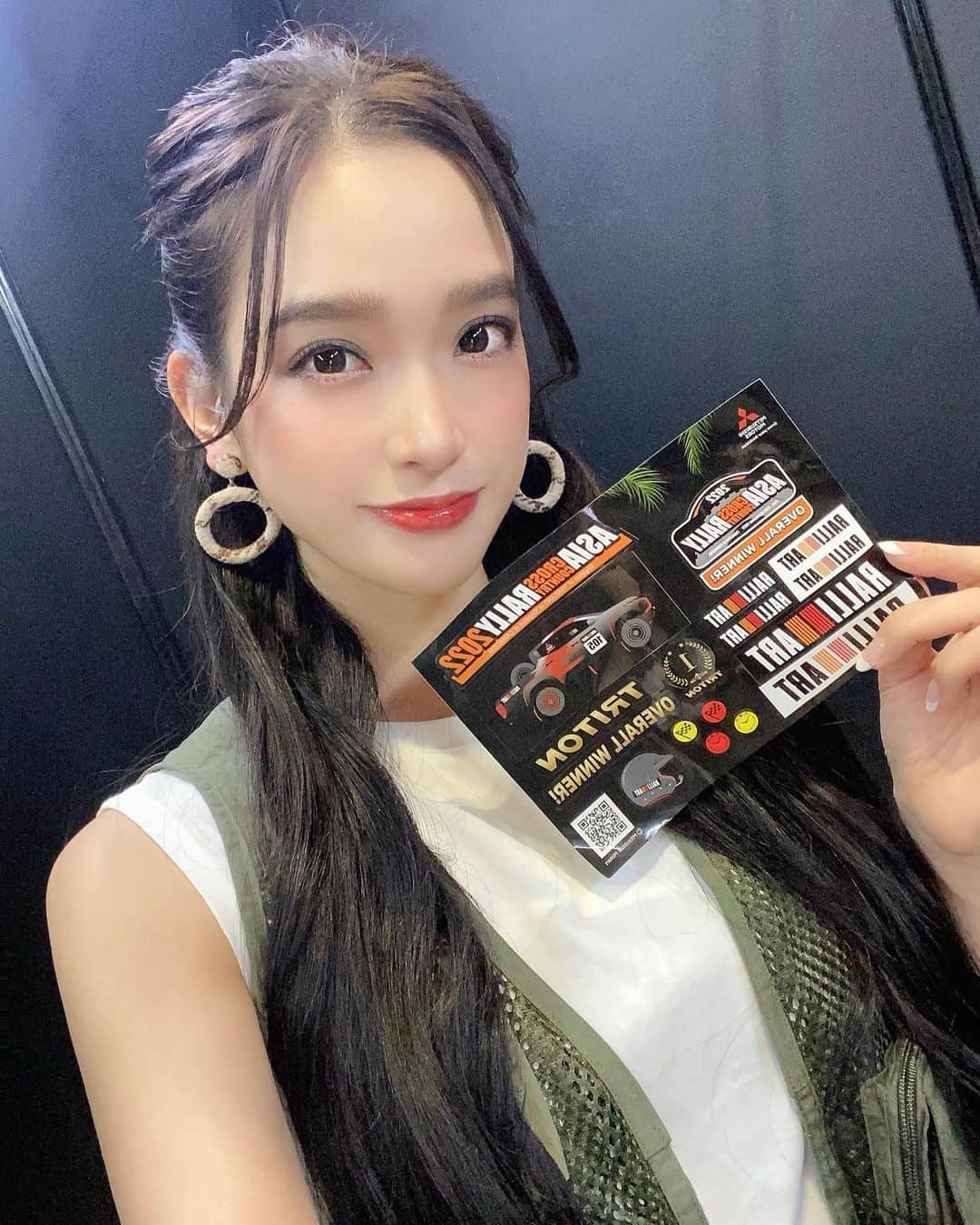 太田麻美のインスタグラム：「三菱自動車ブースでは、LINEアンケートに参加でラリアートステッカーをプレゼントしてます😊✨ この機会に是非GETしてくださいね🫶🏻  #tokyoautosalon #tokyautosalon2023 #三菱自動車」
