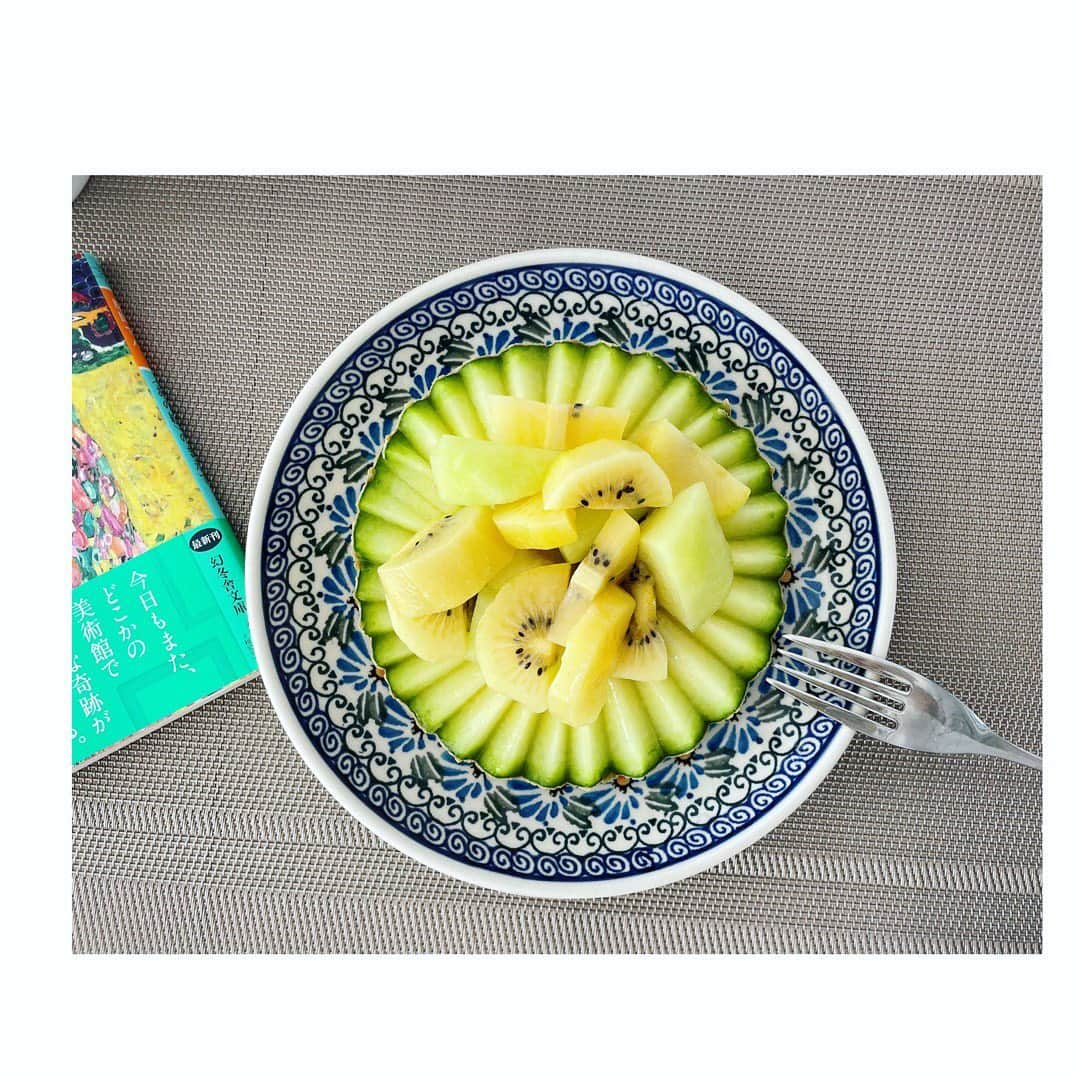 望月理恵さんのインスタグラム写真 - (望月理恵Instagram)「朝からフルーツてんこ盛り  メロンとキウイ🥝🍈 #ジュエルフルーツクリエイター  #フルーツ #フルーツ好き #切り方覚えると簡単ですが 精度が低いので練習あるのみ  #1番好きなのは、、、  決められない」1月15日 12時31分 - mochiee28