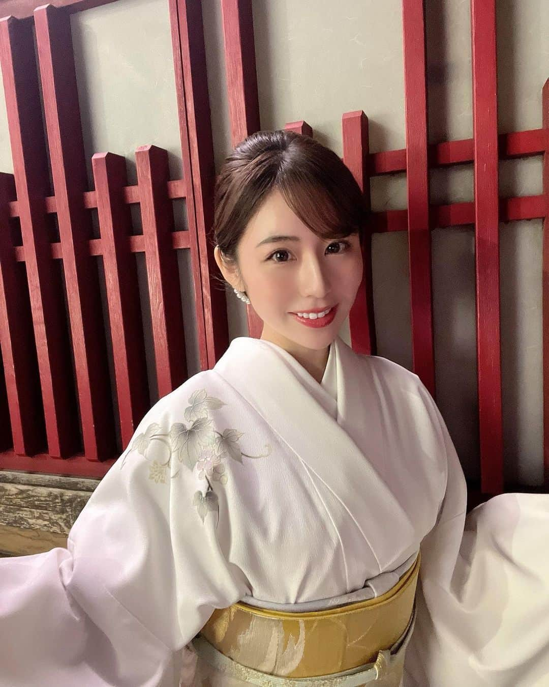 横井美穂のインスタグラム：「. 卯年🐰 久しぶりにお着物着ました👘🤍 2023年は何か新しい事に チャレンジしたいなあ🥳  改めましてみなさん 今年も宜しくお願い致します✨  #2023#卯年#着物#和装」