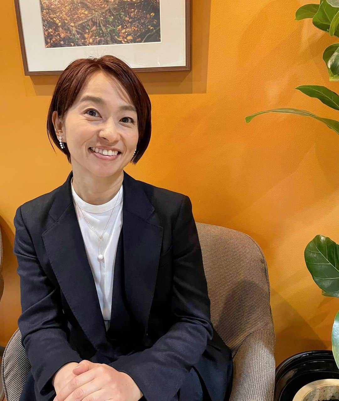 住吉美紀のインスタグラム：「今月はスーツやジャケットなどのお仕事が多い。 昔はそういうスタイルが好きじゃなかったけど、いまはいろんな素敵なスーツやアクセサリーがあって、それも楽しい。 そして、それも人生の幅。  ジャケット・オールインワン @kioinomori_club #kyoya1974」