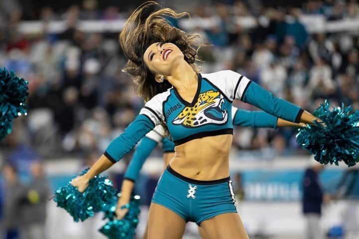 のインスタグラム：「Happy Playoffs Game Day!!🏈🐆💙🔥  I'm super super super excited😍❤️‍🔥  Let's do it again Jacksonville!!!!🔥🔥🔥  Go! Jags!!!!🐆💙🔥  I want to go to Super Bowl!!!!🥺❤️‍🔥  #LACvsJAX  いよいよプレーオフが始まります‼️ 5年目にしてはじめてのプレーオフの舞台、この重みと感動を噛み締めて思いっきり楽しんできます‼️ めちゃくちゃ楽しみ😍 神様、このチャンスをありがとうございます🥹  チームが勝つよう、みなさん応援宜しくお願いします🙏🙏🙏  スーパーボウルに行きたい‼️🙏🙏🙏❤️‍🔥  レッツゴージャガーズ‼️🐆💙🔥  みんな、日テレジータス観てね🏈❤️ 10:00頃からだと思います！  #theroarofthejags #nflcheerleaders #florida #jacksonville #nfl #jaguars #duuuval #アメリカ生活 #nfl #amara #kissnails #本田景子 #チアリーダー #ジャクソンビル #フロリダ #gameday #afcsouthchampions #wildcardweekend #nflplayoffs #itwasalwaysthejags」