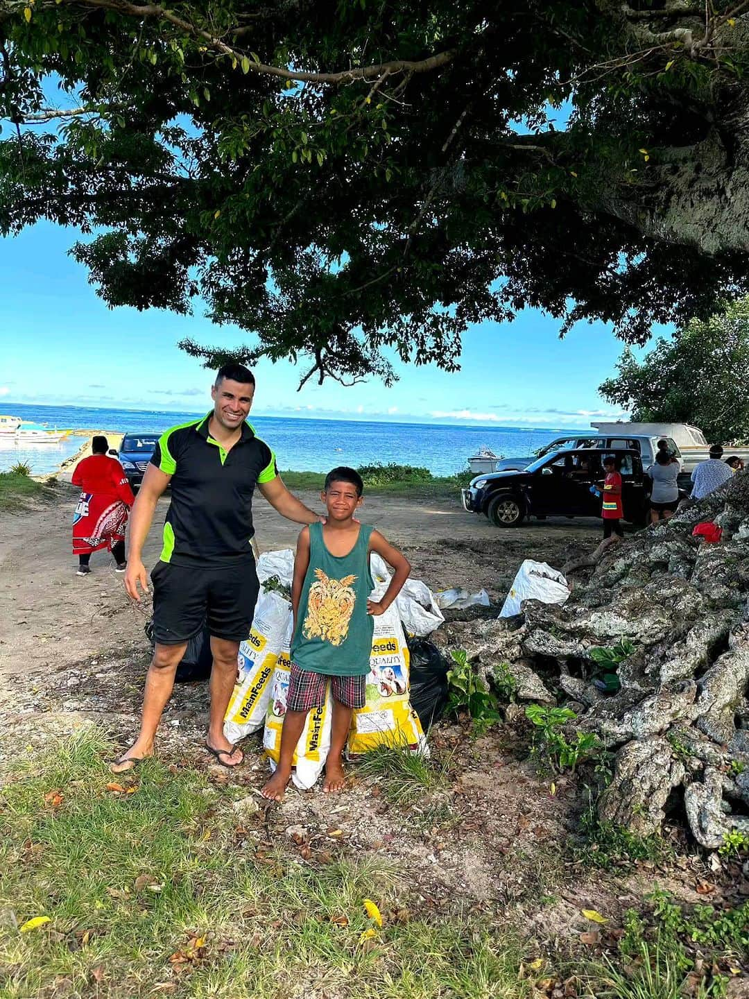 ピッタ・タウファトフアのインスタグラム：「Our beach clean to mark the one year anniversary of the Tongan tsunami. Thank you to all the amazing people who threw on their vala sii ( work clothes) and braved the heat to get it done! Loved seeing the Youth helping out 🙏🏾🙂  Special Thanks to  @beach_token  along with @master_sitapa for helping to support our clean   #Tonga #1YearAnniversary」