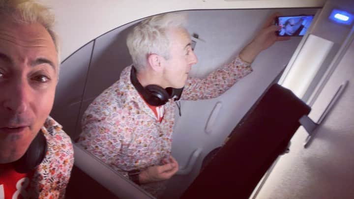 アラン・カミングのインスタグラム：「It’s Saturday Night on Broadway and it’s Sunday morning in the loo too! (Second pic added to show my state of mind at 6am)」