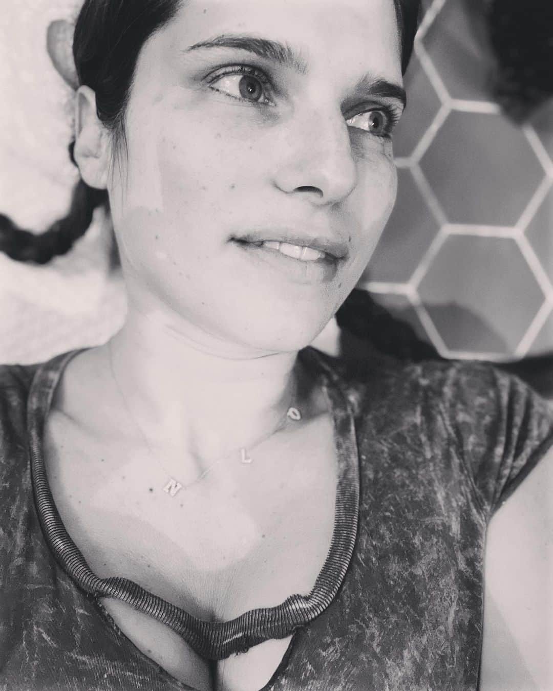 レイク・ベルのインスタグラム：「When therapy isn’t ‘til Monday: Bathroom floor. Somehow soothing? (Off camera is two cats putting their butts in my face. Not sure why I feel so calm about it.)   Jewerly c/o @libelulajewellery  Shirt c/o vintage find when I was 16」
