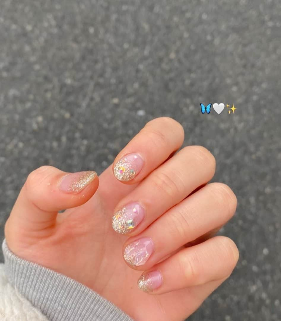 高岡志帆さんのインスタグラム写真 - (高岡志帆Instagram)「爪が可愛いと気分が上がる🦋🤍✨ . . #nail #naildesign #成人式ネイル #ネイル #グラデーションネイル」1月15日 6時58分 - shiho_t05