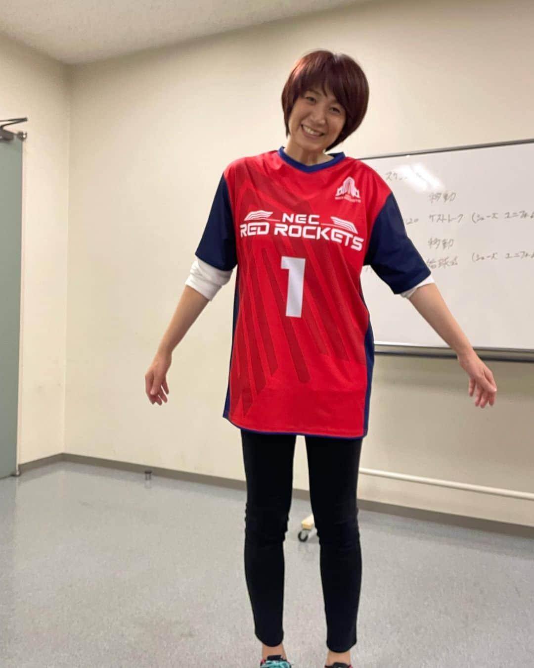 高橋みゆきのインスタグラム：「昨日の始球式🏐心坊が撮ってくれた写真👦着いてすぐユニフォームを着る心坊❣️ #NECレッドロケッツ #1 #SHIN #懐かしいね」