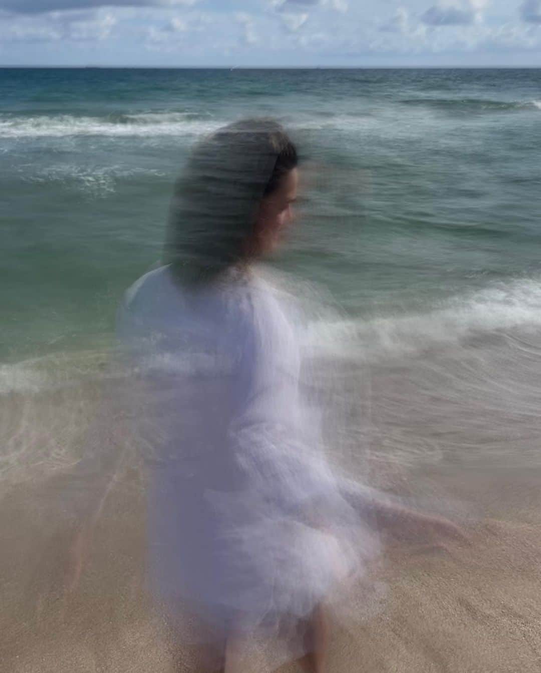 ベイリー・マディソンのインスタグラム：「The last few weeks have been a lovely time off of my phone (although I have missed all of you and was thinking of you all!) after a fast paced, incredibly beautiful 2022 some much needed time back in my hometown Florida was needed… along with moments with loved ones the last few weeks. Lots of travel. Lots of recaps to come, because my little heart has been filled with so much priceless simple love❤️ sending hugs xxx」