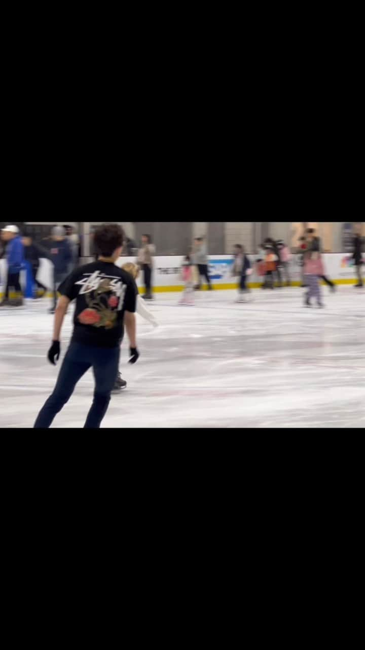 ヴィンセント・ゾウのインスタグラム：「Was finally able to touch the ice for the first time in over 2 months today. Glad I still remembered how to do a crossover!  Even on an overcrowded public session, I still cherish what little time I get to do what I love. I’d love to hear from you - what comes easy to us that you think we take for granted?  #skating #figureskating #thankful」