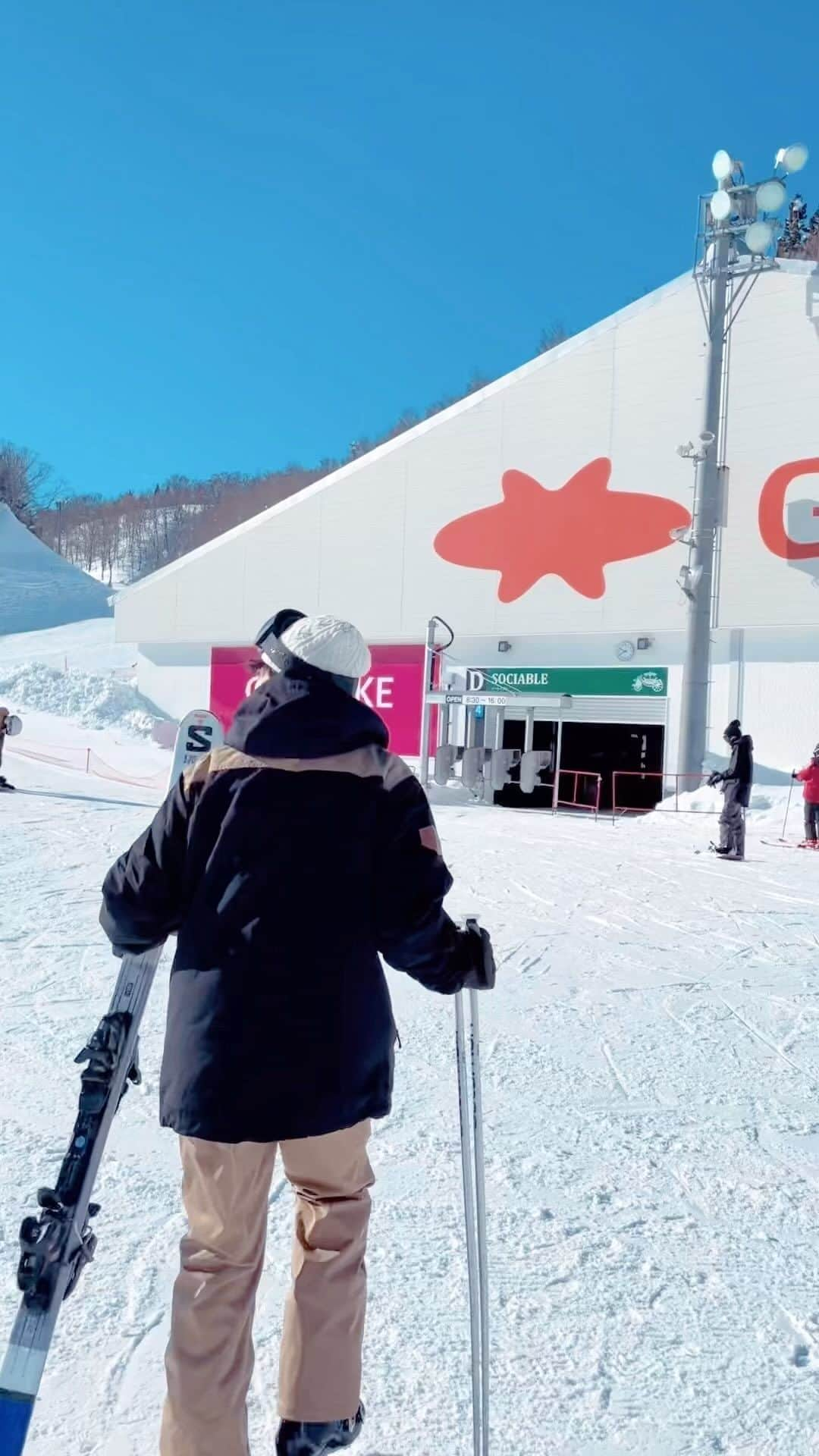 田中隼人のインスタグラム：「久しぶりに電車移動で日帰りサクッとスキー⛷ 蔦谷好位置くんとお正月に話が盛り上がって行くことに🤗  今どきの用具に合わせたターンが難しくて2人でいろいろ練習してたけど、気を抜くと昭和のターンをしてしまう…笑 子どもの頃からの癖を抜くのは難しいね。  スキー場で最近のヒット曲が流れてたんだけど、やっぱゲレンデではユーミンとか広瀬香美とか聞きたいと思ったのでユーミンをセレクト 笑  また近々行く予定。  #ガーラ湯沢 #カービングターン  #昭和ウェーデルン #skiing  #昼のビール最高かよ #次の日全身筋肉痛 #日帰りスキー  #カービングターン練習中  #ウェーデルンおじさん」