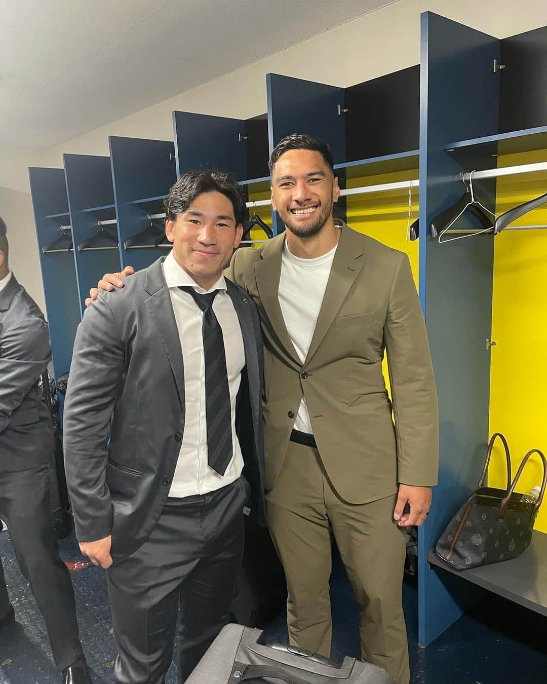のインスタグラム：「Brother 🤝🤝🤝 Good Luck for season 👍  #sungoliath #steelers」